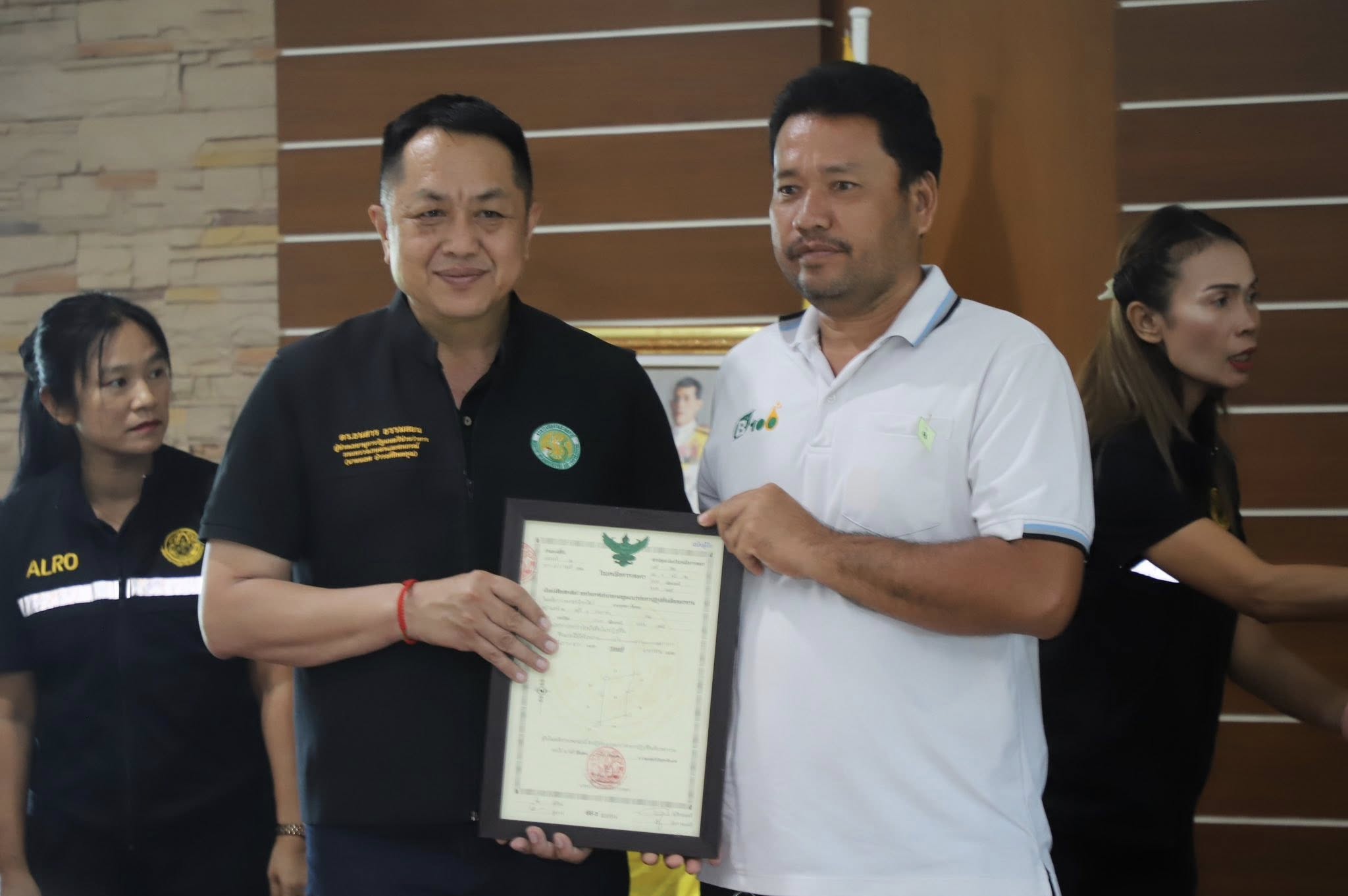 title - รมช.เกษตรฯ มอบโฉนดเพื่อการเกษตร โฉนดต้นไม้ ยกระดับที่ดินทำกินในกระบี่ หนุนเกษตรกรเข้าถึงแหล่งทุน